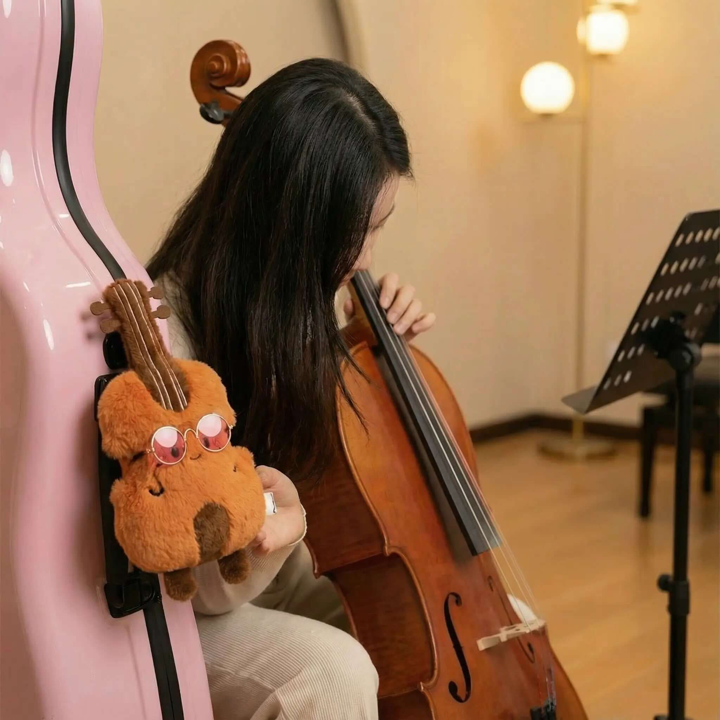 E.A.M.A Genitore Figlio | Mini Cello Dolly 大提琴娃娃：傳奇名琴靈感的溫柔守候（限量原創陪伴禮物） E.A.M.A. Genitore Figlio 手工娃娃  E.A.M.A Genitore Figlio